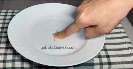 İğneyi ikinci defa yine suya atar. Parmağını tekrar üzerine basar. Ayetleri tekrar okur ve parmağını çeker. İğne yine parmağına yapışır dışarı çıkar. Bazen ikinci de iğne parmağa yapışmaz, bazen yapışır. Üçüncüde hiç yapışmaz. Yapışmadığı zaman göbekte bir daha en ufak bir düşme, bir arıza olmadığına inanılır. Elbette bunlar tamamen halk arasındaki inanışlara dayalı uygulamalardır ve psikolojik açıdan insanları tatmin edebilir.